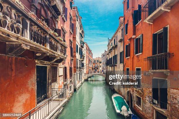 canal in old town of venice, italy - estrecho descripción física fotografías e imágenes de stock
