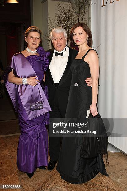 Peter Weck Mit Seiner Ehefrau Ingrid Und Marion Mitterhammer Beim Deutschen Opernball In Der Alten Oper In Frankfurt Am Main .