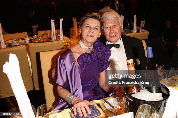 Peter Weck Und Seine Ehefrau Ingrid Beim Deutschen Opernball In Der Alten Oper In Frankfurt Am Main .