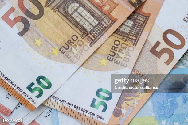 November 2023, Berlin: Numerous euro banknotes lie on a table. The Bundesrat is meeting this Friday for the first time since the Karlsruhe budget...