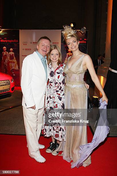 Michaela Merten Und Pierre Franckh Mit Ihrer Tochter Julia Bei Der "2Nd International Fashion Night Munich" Am 030907 In München .