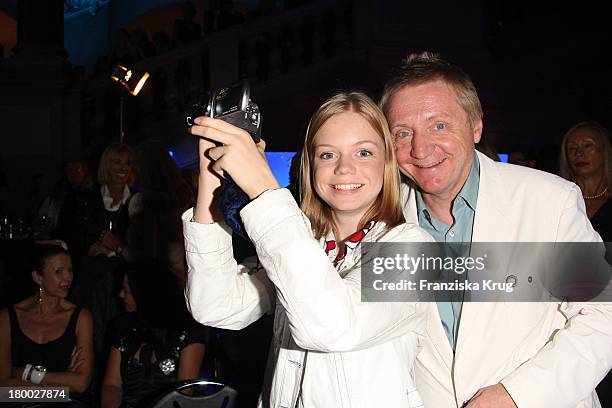 Pierre Franckh Mit Seiner Tochter Julia Merten Bei Der Modenschau Im Rahmen Der "2Nd International Fashion Night Munich" Am 030907 In München .