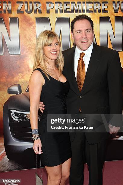 Jon Favreau Und Ehefrau Joya Tillem Bei Der Kinopremiere Von "Iron Man" Im Cinemaxx Am Potsdamer Platz In Berlin .