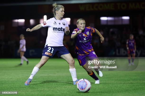 Elise Kellond-Knight of the Victory controls the ball under pressure from Millie Farrow of the Glory during the A-League Women round five match...