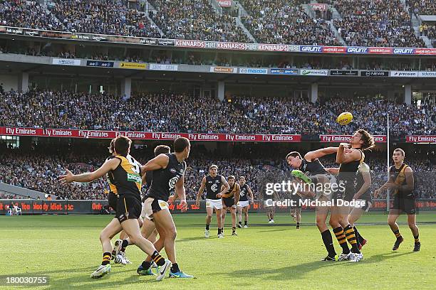 Matthew Kreuzer of the Blues and Ivan Maric of the Tigers contest for the ball during the First Elimination Final AFL match between the Richmond...
