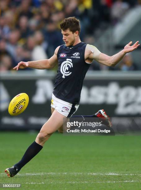 Bryce Gibbs of the Blues kicks the ball during the First Elimination Final AFL match between the Richmond Tigers and the Carlton Blues at Melbourne...