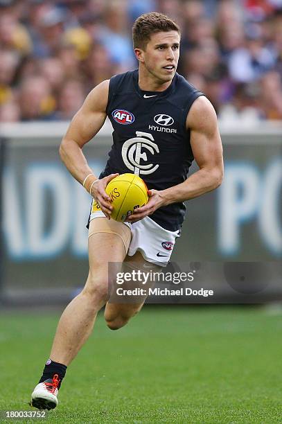 Marc Murphy of the Blues runs with the ball during the First Elimination Final AFL match between the Richmond Tigers and the Carlton Blues at...