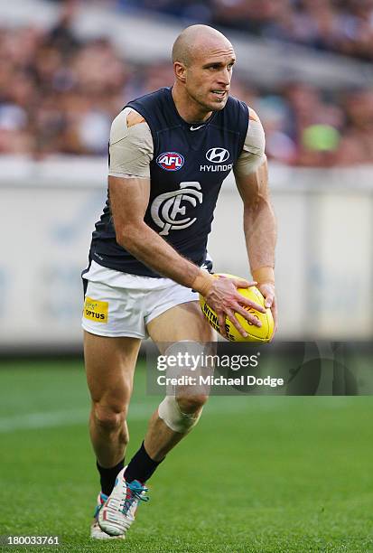 Chris Judd of the Blues looks ahead with the ball during the First Elimination Final AFL match between the Richmond Tigers and the Carlton Blues at...