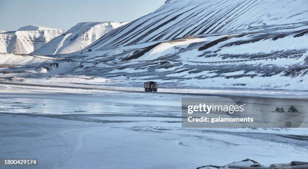 paesaggio ghiacciato e innevato delle svalbard - isole svalbard foto e immagini stock