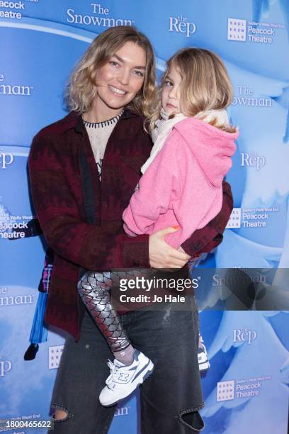 Arizona Muse and daughter Cy Quinn Verney-Carron arrive for the performance of "The Snowman" at The Peacock Theatre on November 18, 2023 in London,...