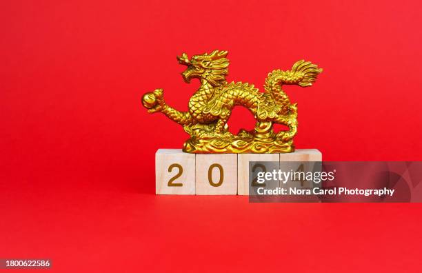 2024 number on wood block year of the dragon concept - kung hei fat choi stock-fotos und bilder