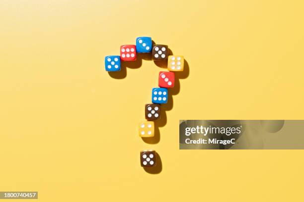 question mark made of dice on yellow background - gestion du risque photos et images de collection