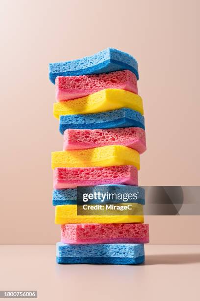 multi colored cleaning sponges stack on beige background - topfreiniger stock-fotos und bilder