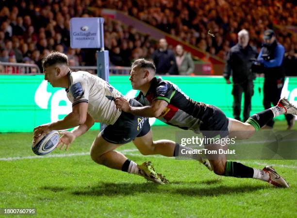 Alex Lewington of Saracens scores a try during the Gallagher Premiership Rugby match between Harlequins and Saracens at The Stoop on November 18,...