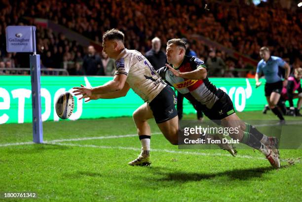 Alex Lewington of Saracens scores a try during the Gallagher Premiership Rugby match between Harlequins and Saracens at The Stoop on November 18,...