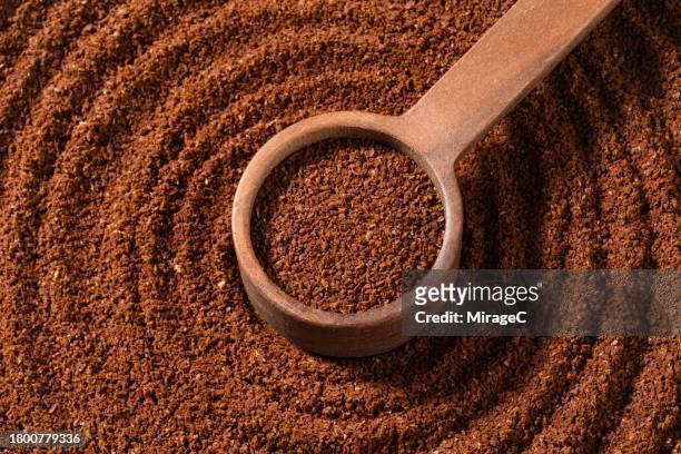 ground coffee in wooden spoon - kaffeepulver stock-fotos und bilder