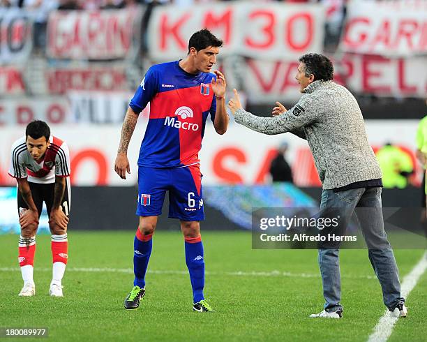 Coach Diego Cagna of Tigre talks to Gabriel Peñalba during a match between River Plate and Tigre as part of the 6th round of the Torneo Inicial 2013...