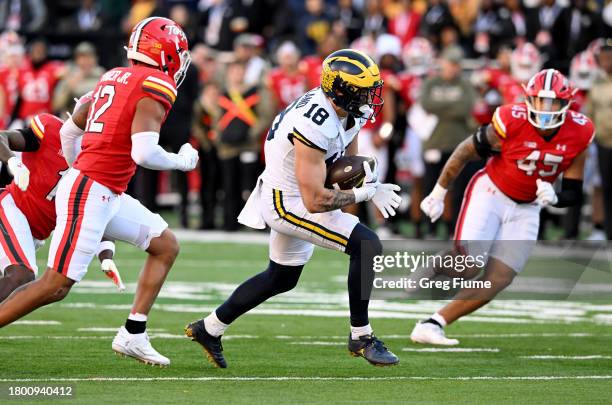 Colston Loveland of the Michigan Wolverines runs with the ball after a catch in the third quarter against the Maryland Terrapins at SECU Stadium on...