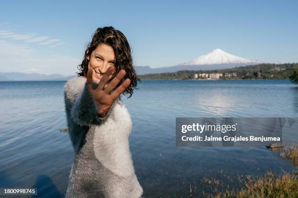 adult woman gesturing with her hands 40 years old on sunset on shore of lake - 40 44 years woman caucasian stockfoto's en -beelden