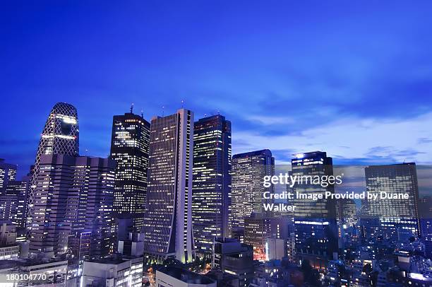 nishi-shinjuku skyscraper district - nishi shinjuku fotografías e imágenes de stock