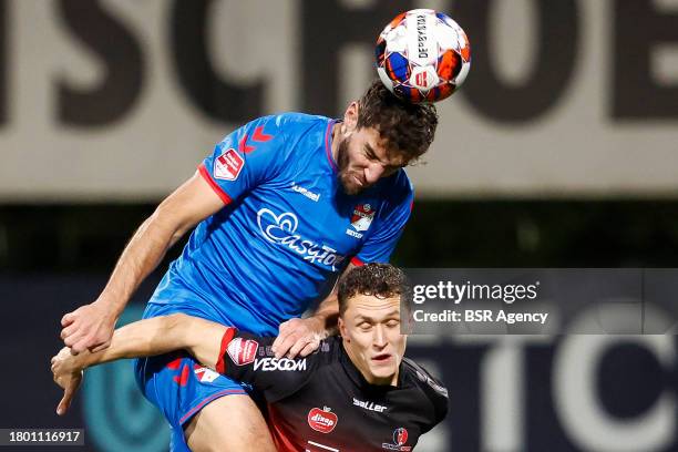 Michael Heylen of FC Emmen battles for possession with Martijn Kaars of Helmond Sport during the Dutch Keuken Kampioen Divisie match between Helmond...