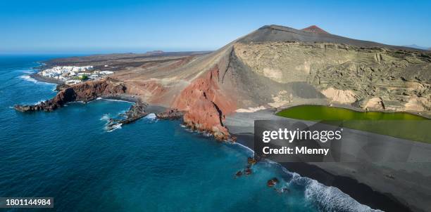 lanzarote el golfo coast red cliffs and green charco verde lagoon - ecological reserve stock pictures, royalty-free photos & images