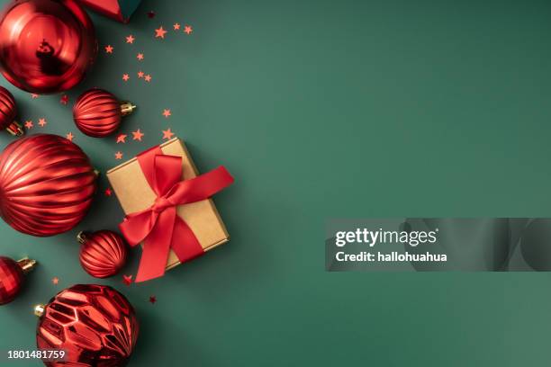 fond de noël ou de bonne année. boîtes-cadeaux avec décorations de noël sur fond vert. pose à plat. - flat lay photos et images de collection