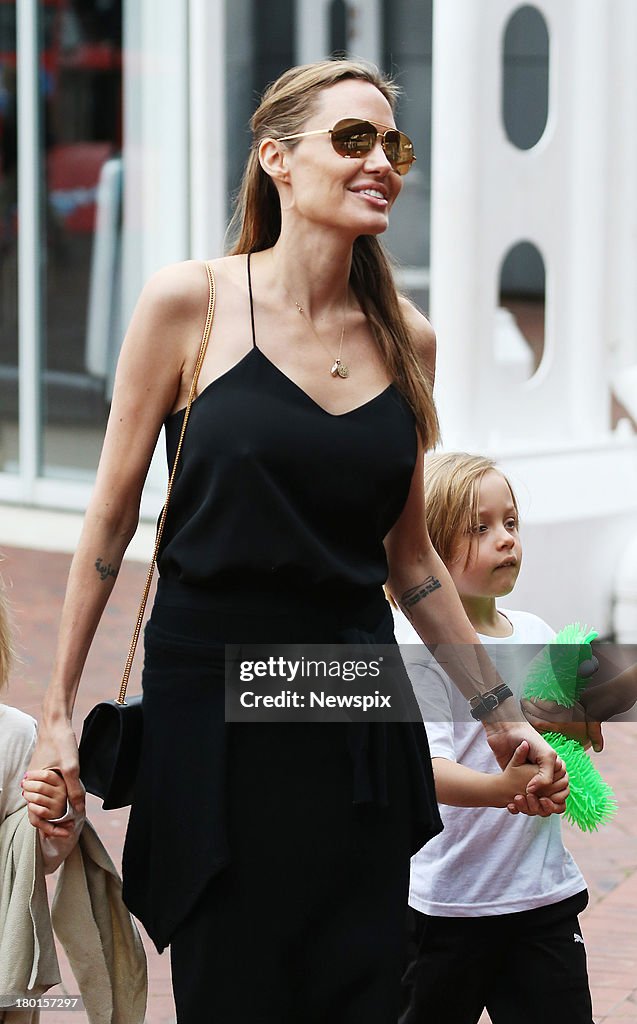 Angelina Jolie Takes Her Children To Visit Sydney Aquarium