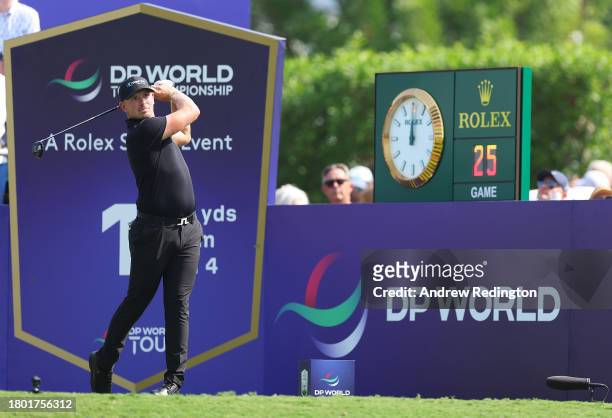 Matt Wallace of England tees off on the first hole during Day Four of the DP World Tour Championship on the Earth Course at Jumeirah Golf Estates on...