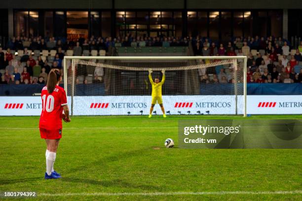 joueur de football faisant le coup d’envoi - penalty photos et images de collection