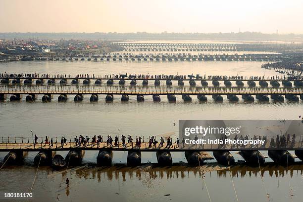 pontoon bridges @ kumbh mela - allahabad ストックフォトと画像