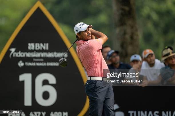 Gaganjeet Bhullar of India tees off on hole 16 during the final round of the BNI Indonesian Masters presented by Tunas Niaga Energi at Royale Jakarta...