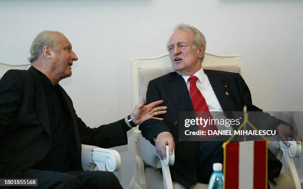Germany's outgoing President Johannes Rau speaks to outgoing President of Austria, Thomas Klestil, at the Romanian Summit 2004 in the city of Mamaia...