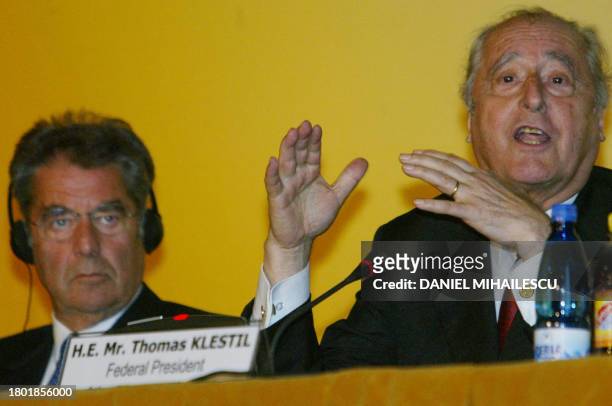 Austrian President elect Heinz Fischer listens to outgoing President of Austria, Thomas Klestil at the press conference of the Romanian Summit 2004...