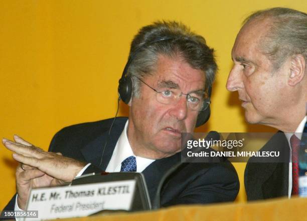Austrian President elect Heinz Fischer speaks to outgoing President of Austria, Thomas Klestil at the press conference of the Romanian Summit 2004 in...