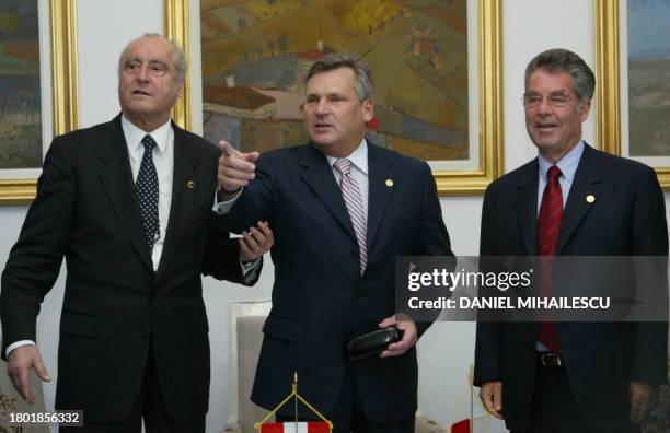 Austrian President-elect Heinz Fischer , Polish President Aleksander Kwasniewski and outgoing President of Austria, Thomas Klestil chat at the...