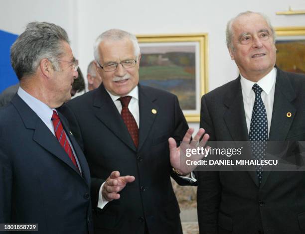 Czech President Vaclav Klaus chats with Austria's President-elect Heinz Fischer and outgoing President of Austria, Thomas Klestil at the Romanian...