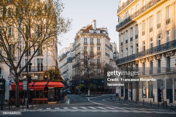 paris, france. lonely road in the morning - voie urbaine photos et images de collection