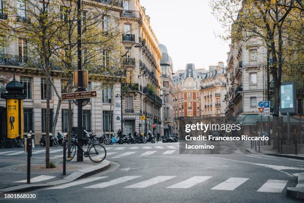 paris, france. lonely road in the morning - calle fotografías e imágenes de stock