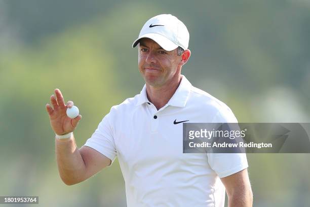 Rory McIlroy of Northern Ireland acknowledges the crowd on the 18th green during Day Four of the DP World Tour Championship on the Earth Course at...