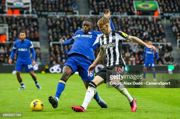 Newcastle United's Anthony Gordon takes on Chelsea's Lesley Ugochukwu during the Premier League match between Newcastle United and Chelsea FC at St....