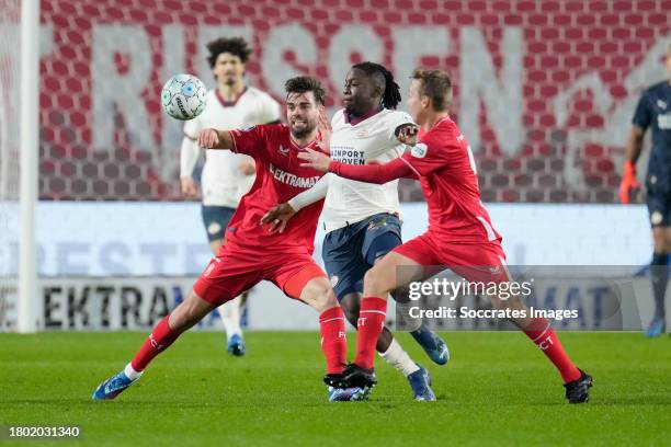 Robin Propper of FC Twente Johan Bakayoko of PSV during the Dutch Eredivisie match between Fc Twente v PSV at the De Grolsch Veste on November 25,...