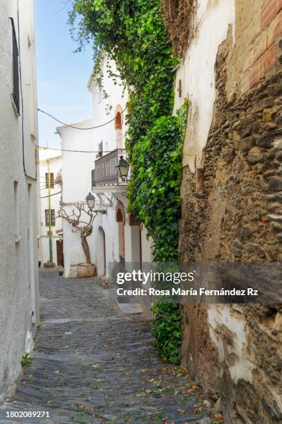 narrow street in cadaqués, catalonia, spain - castellfollit de la roca stock-fotos und bilder