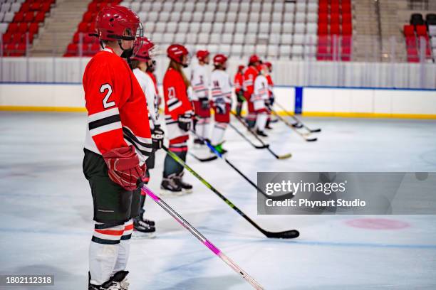 women's ice hockey team on ice - hockey black white stock pictures, royalty-free photos & images