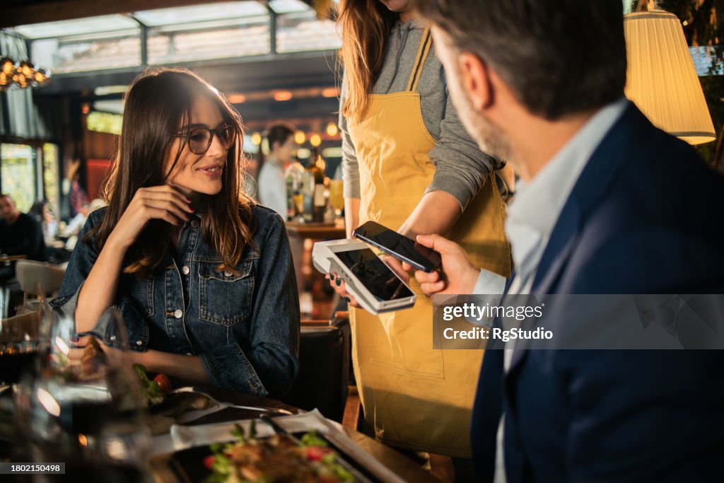 Geschäftsmann, der für ein Geschäftsessen bezahlt