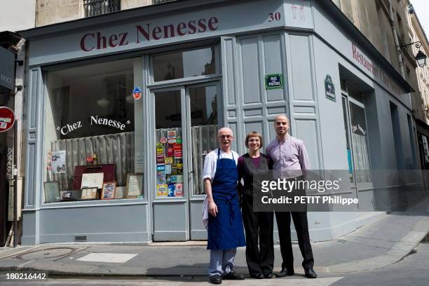 Chef Roger Leplu poses with his wife Chantal and son Cyrille in front of their restaurant Chez Nenesse 17 rue Saintonge III arrondissement of Paris,...