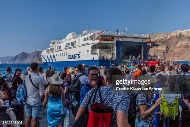 des touristes du monde entier arrivent ou partent du port de thira - panoramisch photos et images de collection