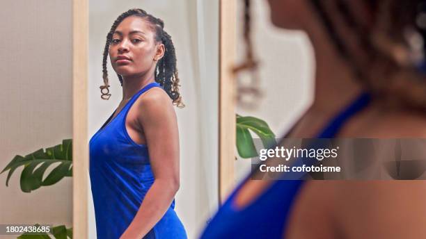 woman preparing for workout at home - body image stock pictures, royalty-free photos & images