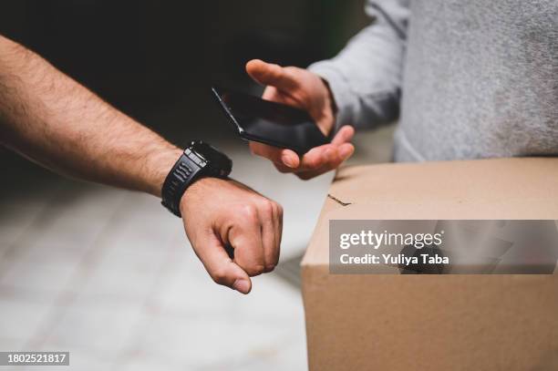 person receiving shipment from male courier - receiving stock pictures, royalty-free photos & images