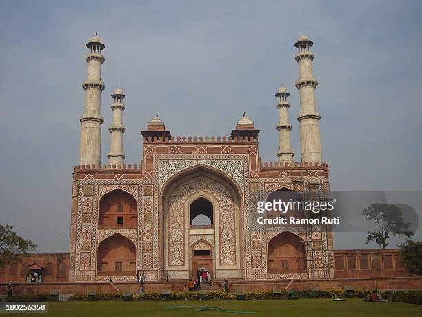 sikandra, tomb of akbar the great - akbar's tomb stock pictures, royalty-free photos & images